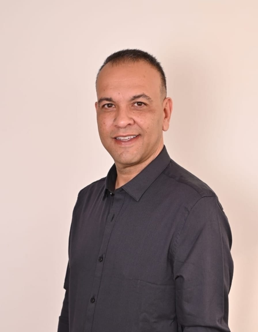 אורן עזר - מורה נהיגה מקצועי ומנוסה